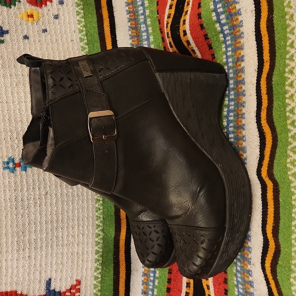 JBU Amberia Black Vegan Leather Platform Booties GUC W 9.5 - Picture 3 of 8